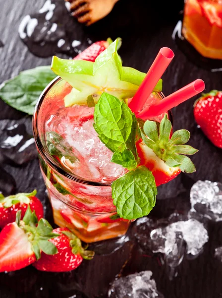 Taze çilek mojito içmek — Stok fotoğraf