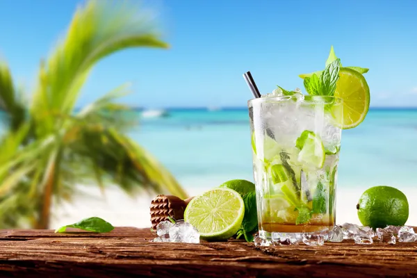 Verse mojito cocktail op hout — Stockfoto