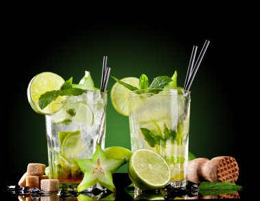 siyah arka plan üzerine Mojito içecekler