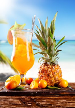 plaj ile ahşap üzerine yaz içeceği