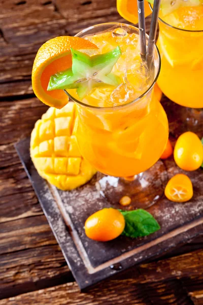 위 보기에서 신선한 오렌지 칵테일 — 스톡 사진