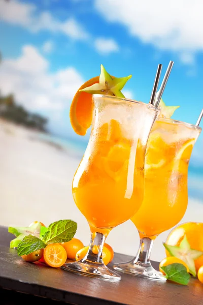 Summer drinks on stone with beach — Stock Photo, Image