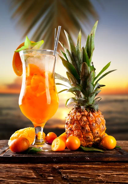 Summer drink on wood with beach — Stock Photo, Image