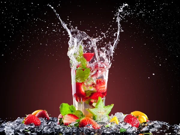 Tropické ledový nápoj s splash — Stock fotografie