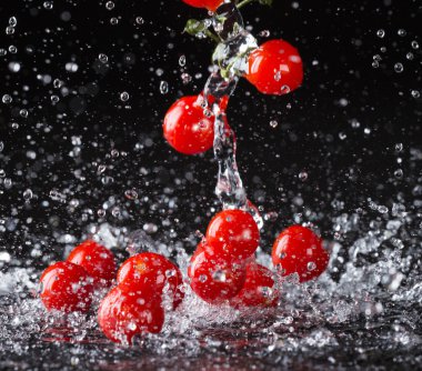 Tomatoes in water splashes