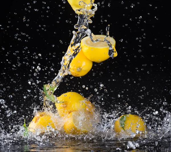 Frutta in spruzzi d'acqua — Foto Stock