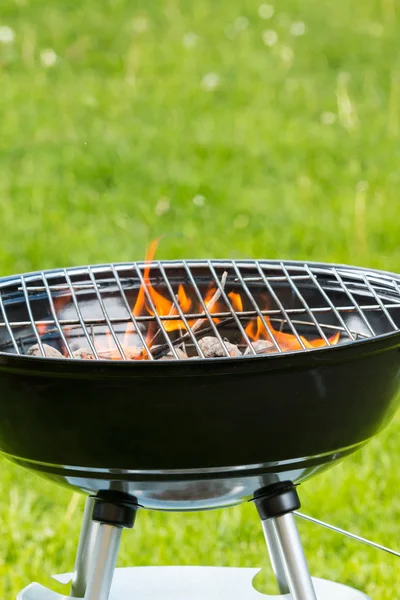 Leerer Grill im Garten — Stockfoto