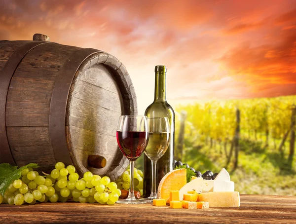 赤と白ワインの静物 ロイヤリティフリーのストック画像