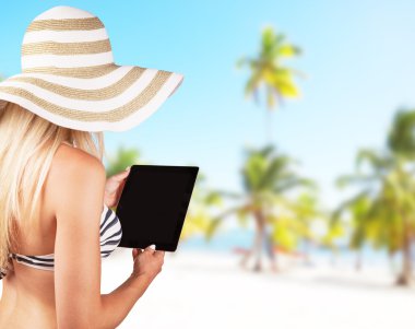 tablet ile genç sarışın kız