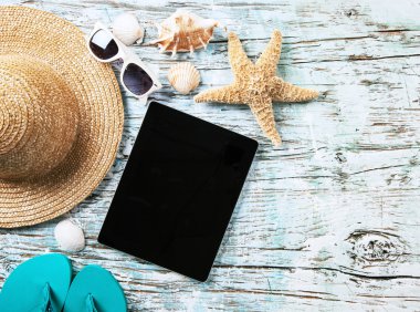 Yaz konsepti ile tablet ve aksesuarları