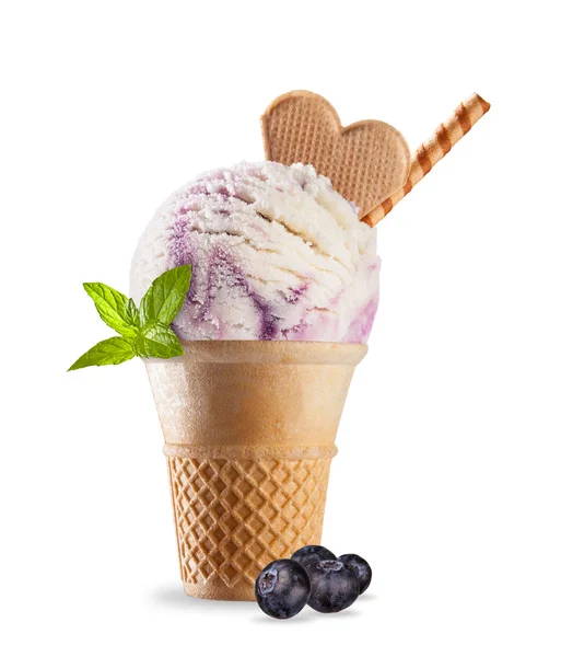 Мороженое на белом фоне — стоковое фото