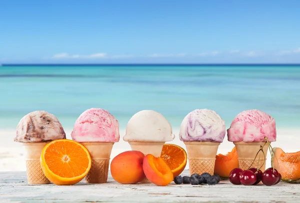海滩上的冰淇淋 — 图库照片