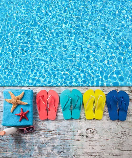 Acessórios de verão em madeira com superfície de piscina — Fotografia de Stock