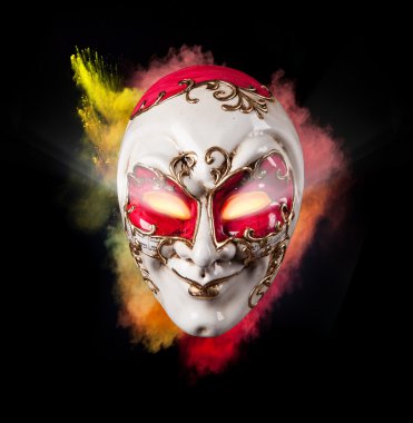 Koyu renkli maske