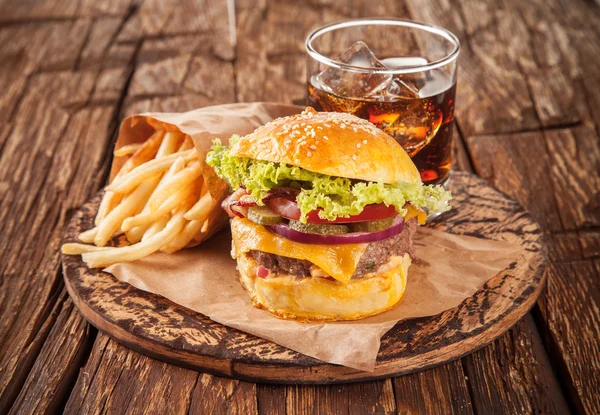 Delizioso hamburger servito su legno — Foto Stock