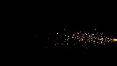 Siyah arka planda izole edilmiş havai fişeklerin süper yavaş çekimi. Yüksek hızlı sinema kamerası, 1000 fps..