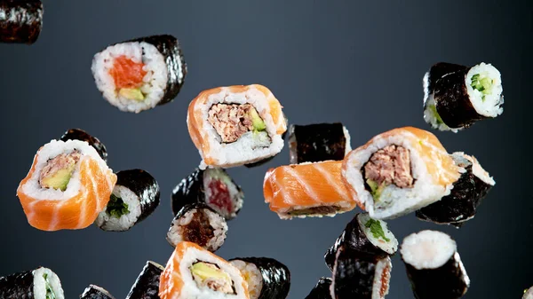 Gefrierbewegung Fliegender Sushi Stücke Auf Schwarzem Hintergrund Konzept Des Fliegenden — Stockfoto