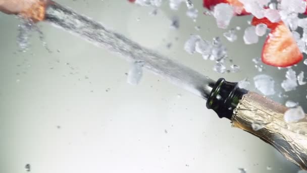 Super Cámara Lenta Explosión Champán Con Hielo Picado Fresas Filmado — Vídeo de stock