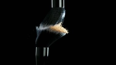Makyaj fırçalarını çok yavaş çekiyorlar. Yüksek hızlı sinema kamerası, 1000fps.