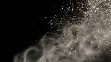Makyaj tozu patlamasının süper yavaş çekimi siyah arka planda izole edilmiş. Yüksek hızlı sinema kamerası, 1000fps.
