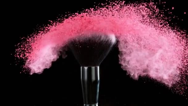 Cepillo Maquillaje Súper Lento Con Polvo Rosa Explosivo Filmado Cámara — Vídeo de stock