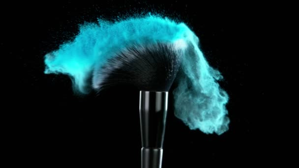 超级慢动作的化妆刷与爆炸蓝色粉末 用高速摄像机拍摄 每秒1000英尺 — 图库视频影像