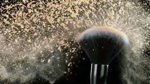 Super Cámara Lenta Cepillo Maquillaje Con Polvo Beige Explosivo Filmado — Vídeo de stock