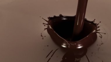Koyu sıcak çikolatanın süper yavaş çekimi. Yüksek hızlı sinema kamerasıyla çekildi, 1000fps. Hız rampası etkisi.