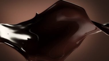 Çok yavaş çekimde dönen siyah sıcak çikolata lekeleri. Yüksek hızlı sinema kamerası, 1000fps.