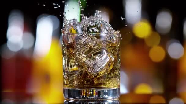 Super Cámara Lenta Cubo Hielo Cayendo Bebida Whisky Movimiento Cámara — Vídeo de stock