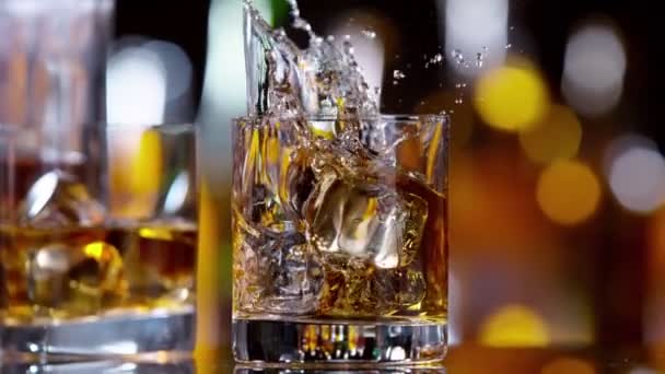 Super Lent Mouvement Chute Glaçon Dans Boisson Whisky Mouvement Caméra — Video