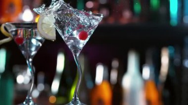 Buz küpünün kokteyl içeceğine düşmesi çok yavaş bir hareket, kamera hareketi. Rampa hızı etkisi. Yüksek hızlı sinema kamerası, 1000 fps..