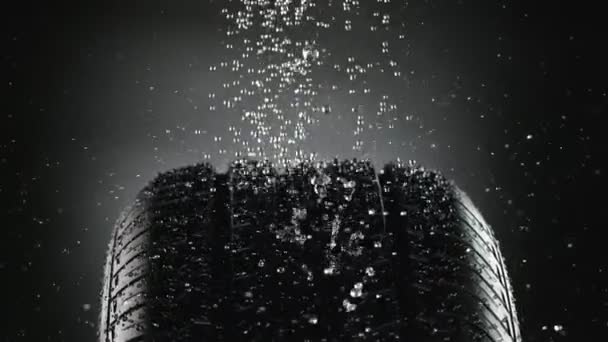 Super Powolny Ruch Spadającego Deszczu Obracającą Się Próbkę Opon Zbliżenie — Wideo stockowe