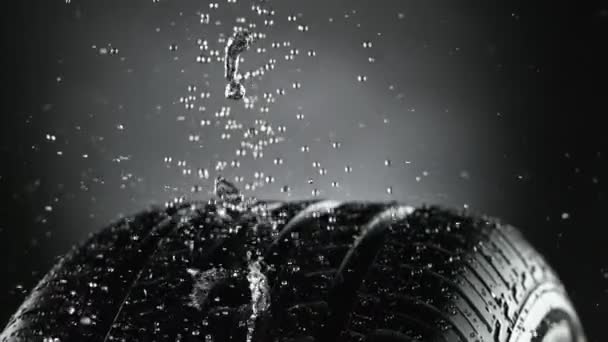 Super Rallentatore Pioggia Cadente Sul Campione Pneumatico Rotante Primo Piano — Video Stock