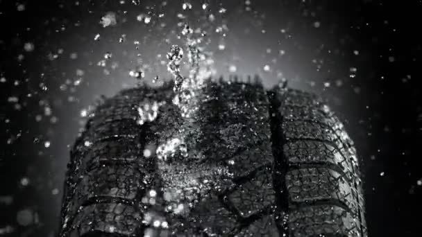 タイヤサンプルに降る雨の超スローモーション クローズアップ 高速フィルムカメラで撮影しました — ストック動画