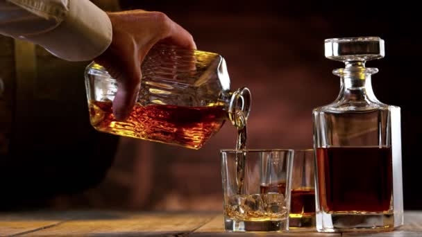 Dettaglio Della Bottiglia Whisky Versata Nel Bicchiere Super Slow Motion — Video Stock