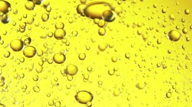 Suda akan yağ kabarcıklarının süper yavaş çekimi. Yüksek hızlı sinema kamerası, 1000fps.