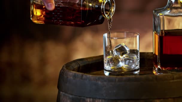 Dettaglio Della Bottiglia Whisky Versata Nel Bicchiere Super Slow Motion — Video Stock