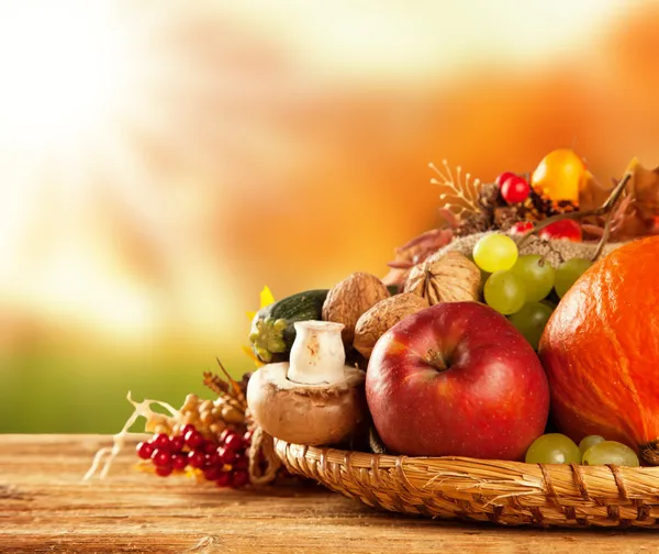 Frutas y hortalizas cosechadas en otoño sobre madera — Foto de Stock