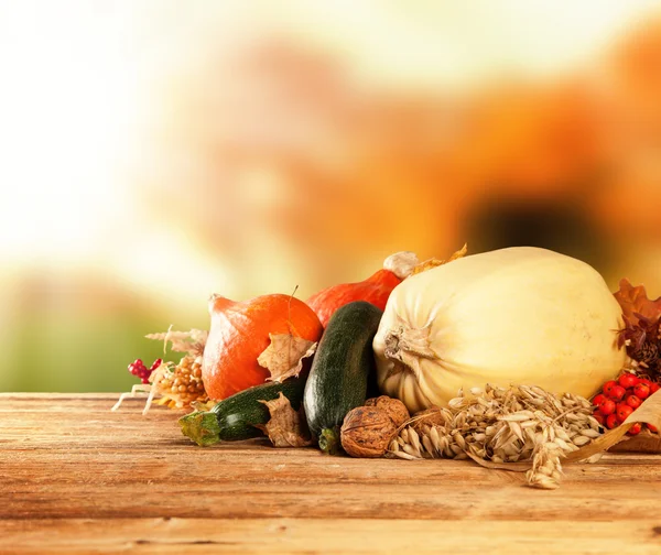 Fruits et légumes récoltés en automne sur bois — Photo