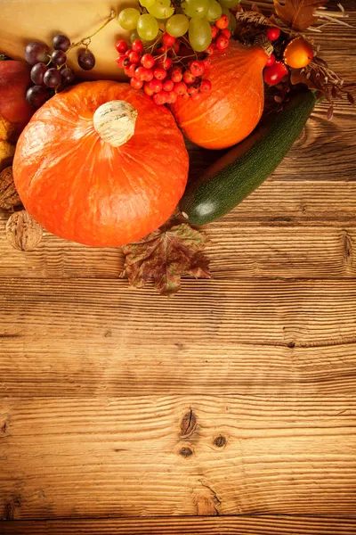 Podzimní sklizeň ovoce a zeleniny na dřevo — Stock fotografie