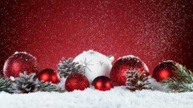 Yılbaşı süsüsüyle yağan karın süper yavaş çekimi. Yüksek hızlı sinema kamerası, 1000 fps..