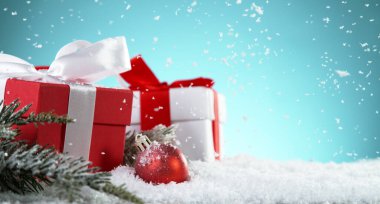 Karda süslemeleri olan Noel gerzekleri, yazı için boş yer. Kutlama ve tatil geçmişi.