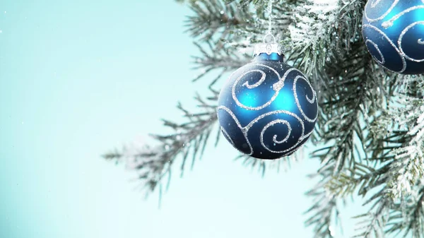 Weihnachtskugeln Hängen Einer Schneebedeckten Tanne Feiertage Und Feiertage — Stockfoto