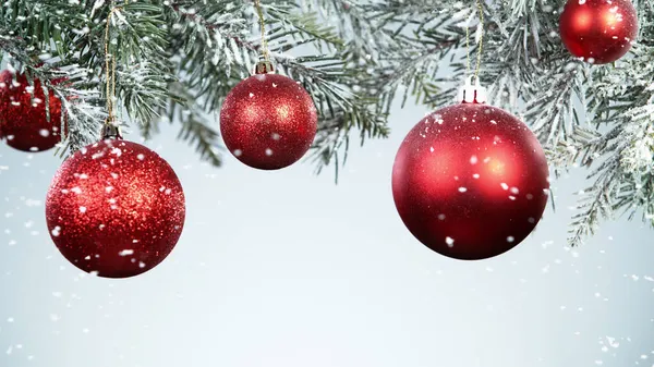 Kerstballen Hangen Aan Een Besneeuwde Dennenboom Vakantie Feest Achtergrond — Stockfoto
