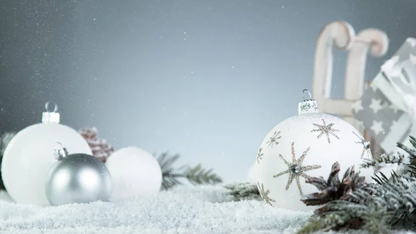 色の背景に隔離されたクリスマスボールの装飾 休日やお祝いのテーマ テキストのためのフリースペース — ストック写真
