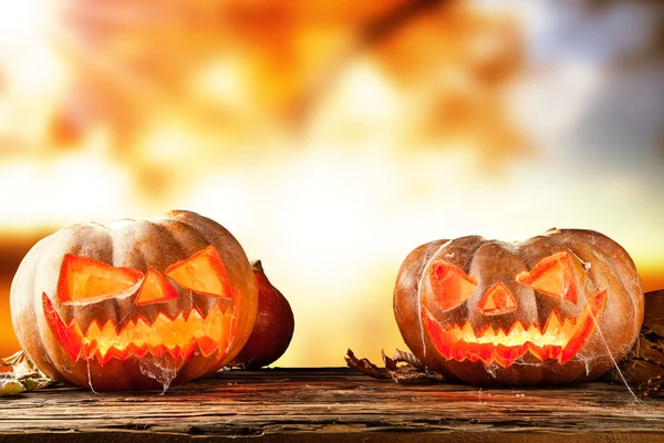 Abóboras de hallowen assustadoras em madeira — Fotografia de Stock