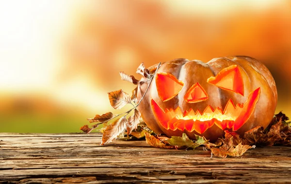 Scary hallowen pumpkin on wood — Stock Photo, Image