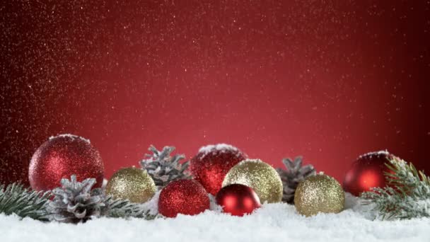 Super Langzame Beweging Van Vallende Sneeuw Met Kerst Decoratie Stilleven — Stockvideo