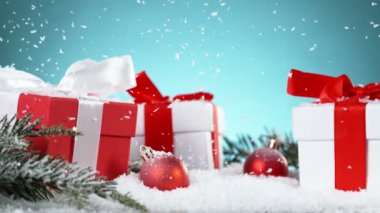 Yılbaşı süsüsüyle yağan karın süper yavaş çekimi. Yüksek hızlı sinema kamerası, 1000 fps..